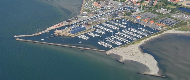 Vatten med flytbryggor, vågbrytare och tillbehör