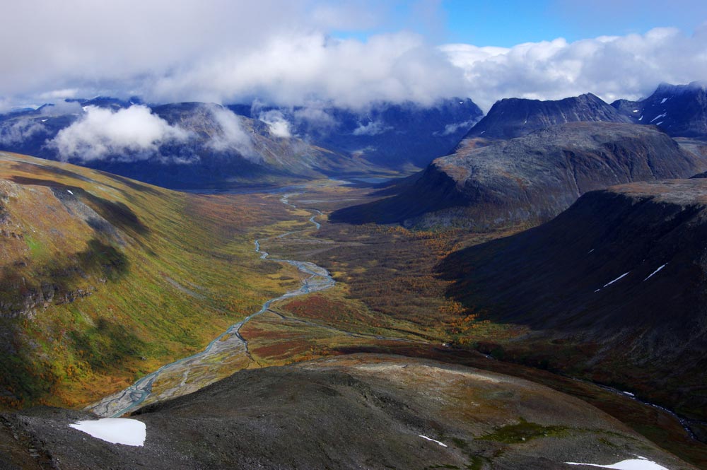En flygbild på natur med berg och en bäck